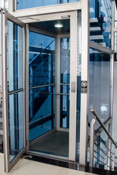 ascensor-discapacitados-puertas-batientes-dubai